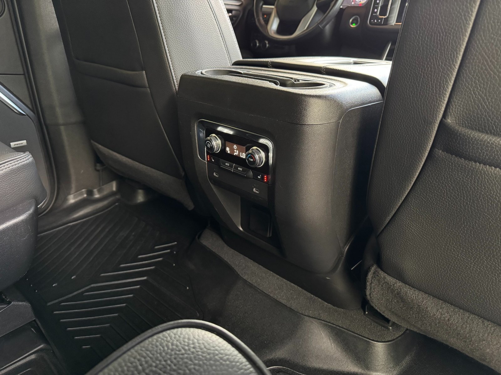 
								2022 GMC Yukon Denali full									