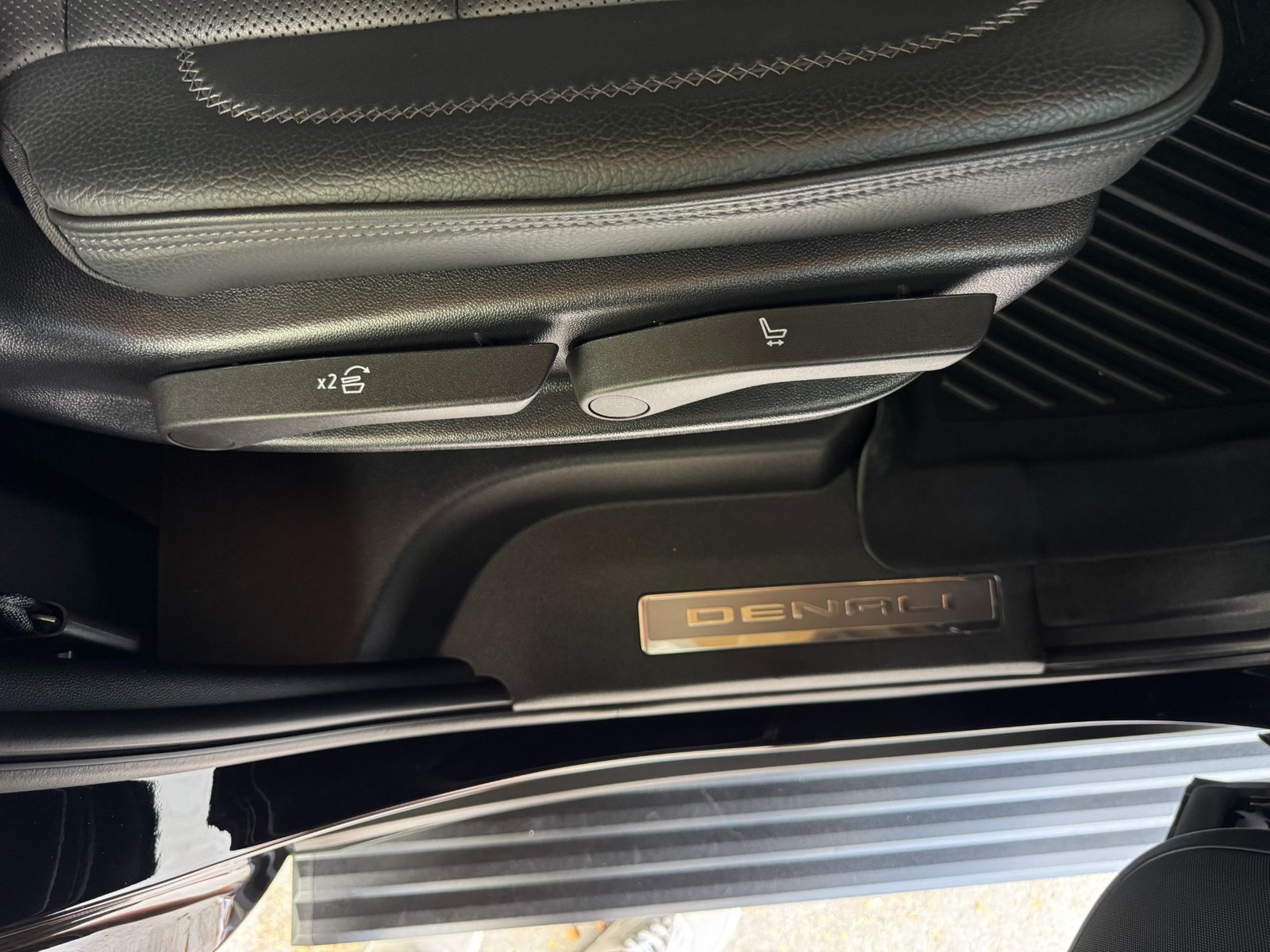 
								2022 GMC Yukon Denali full									