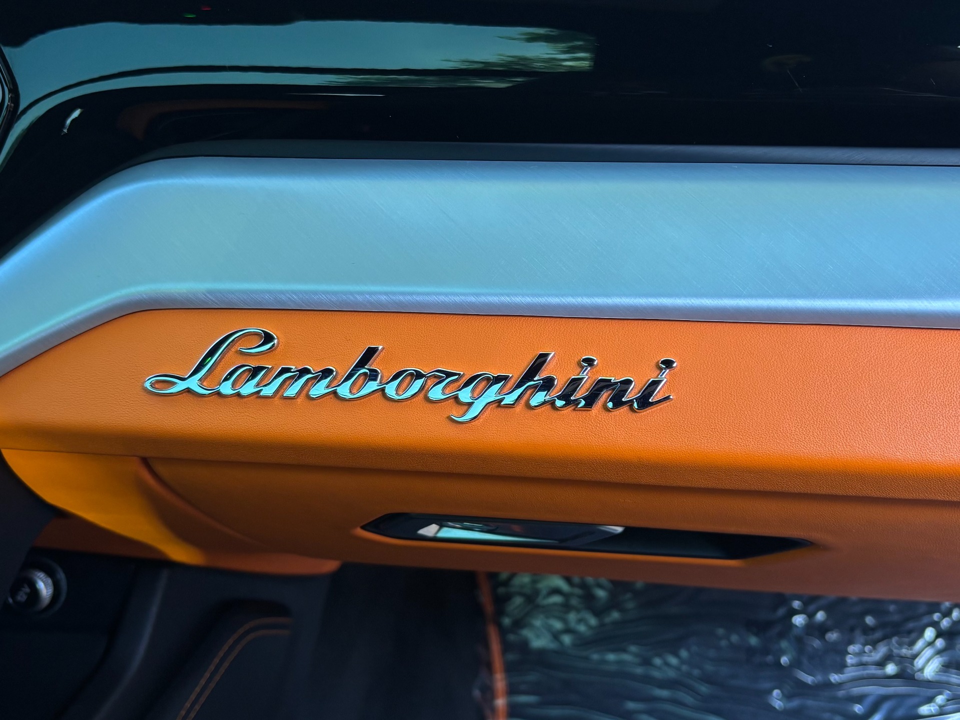 
								2021 Lamborghini Urus full									