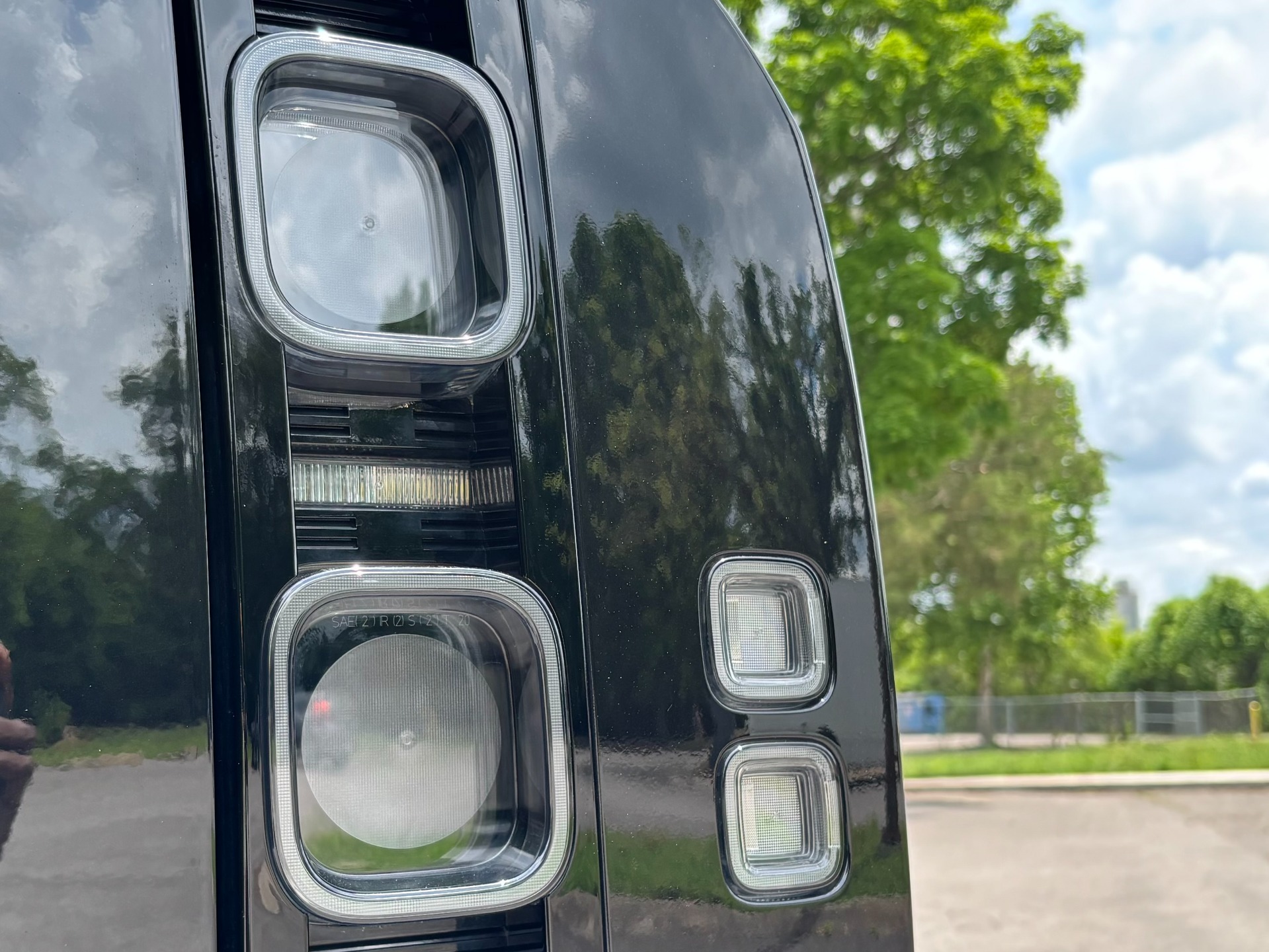 
								2025 Land Rover Defender full									