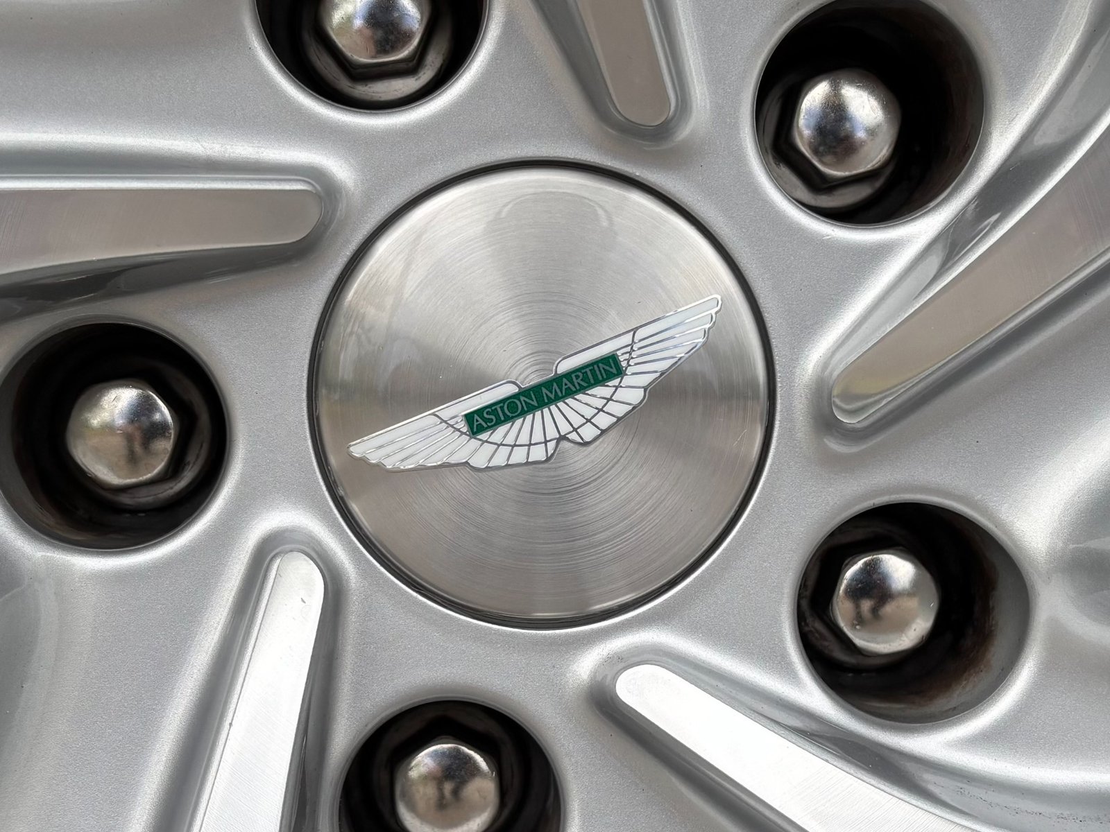 
								2020 Aston Martin Vantage full									