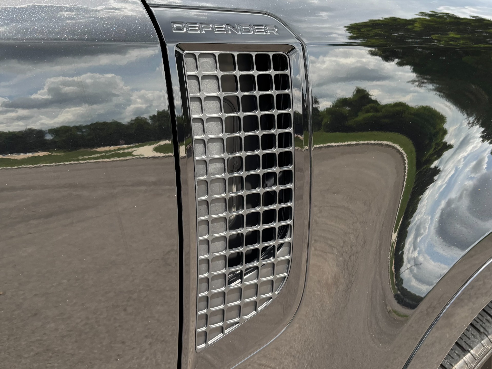 
								2025 Land Rover Defender full									