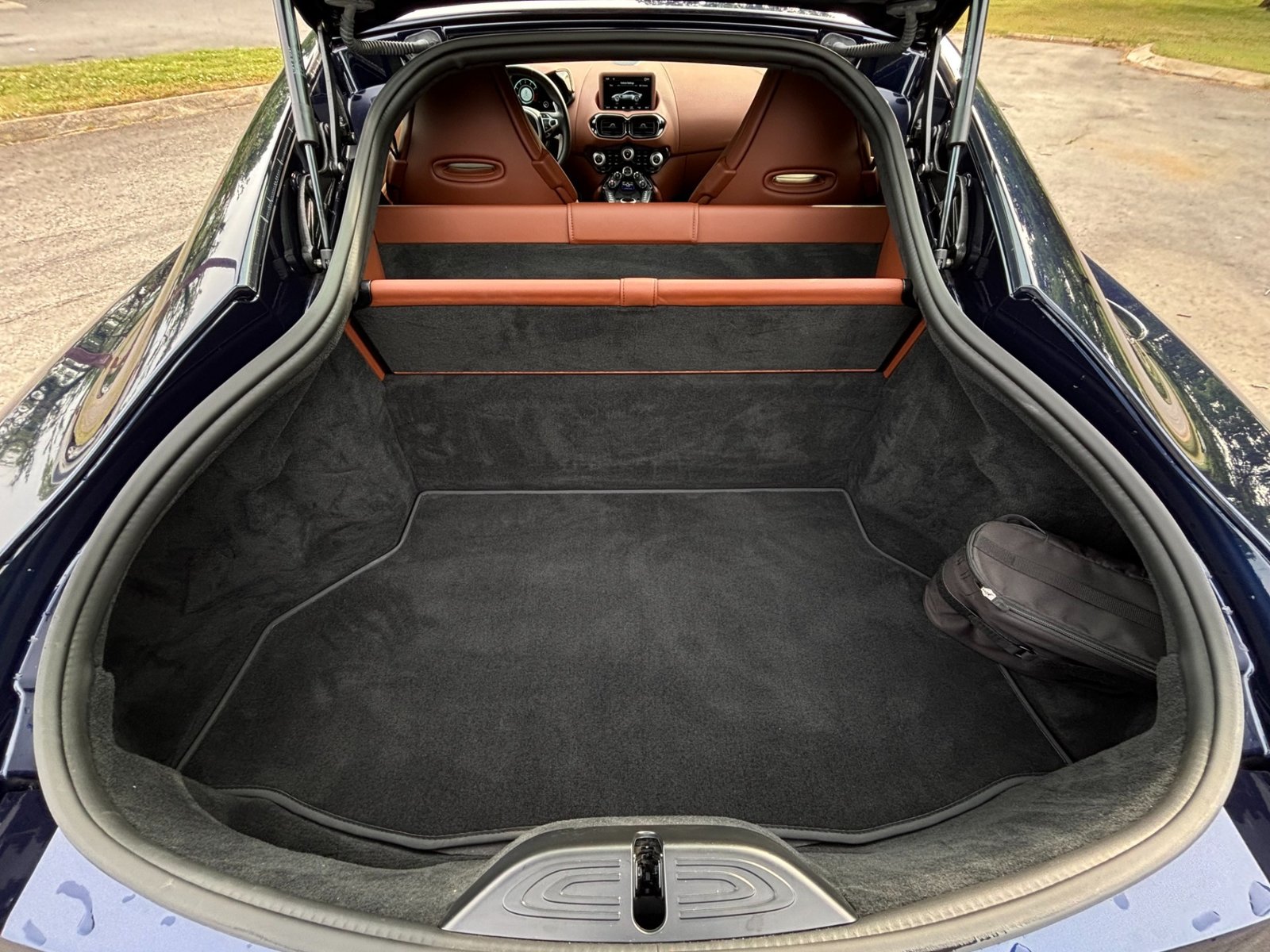 
								2020 Aston Martin Vantage full									