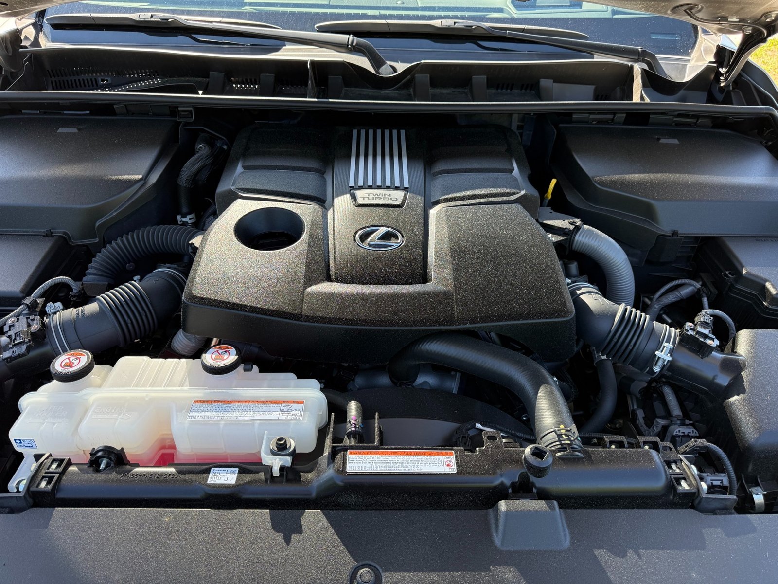 
								2023 Lexus LX 600 full									
