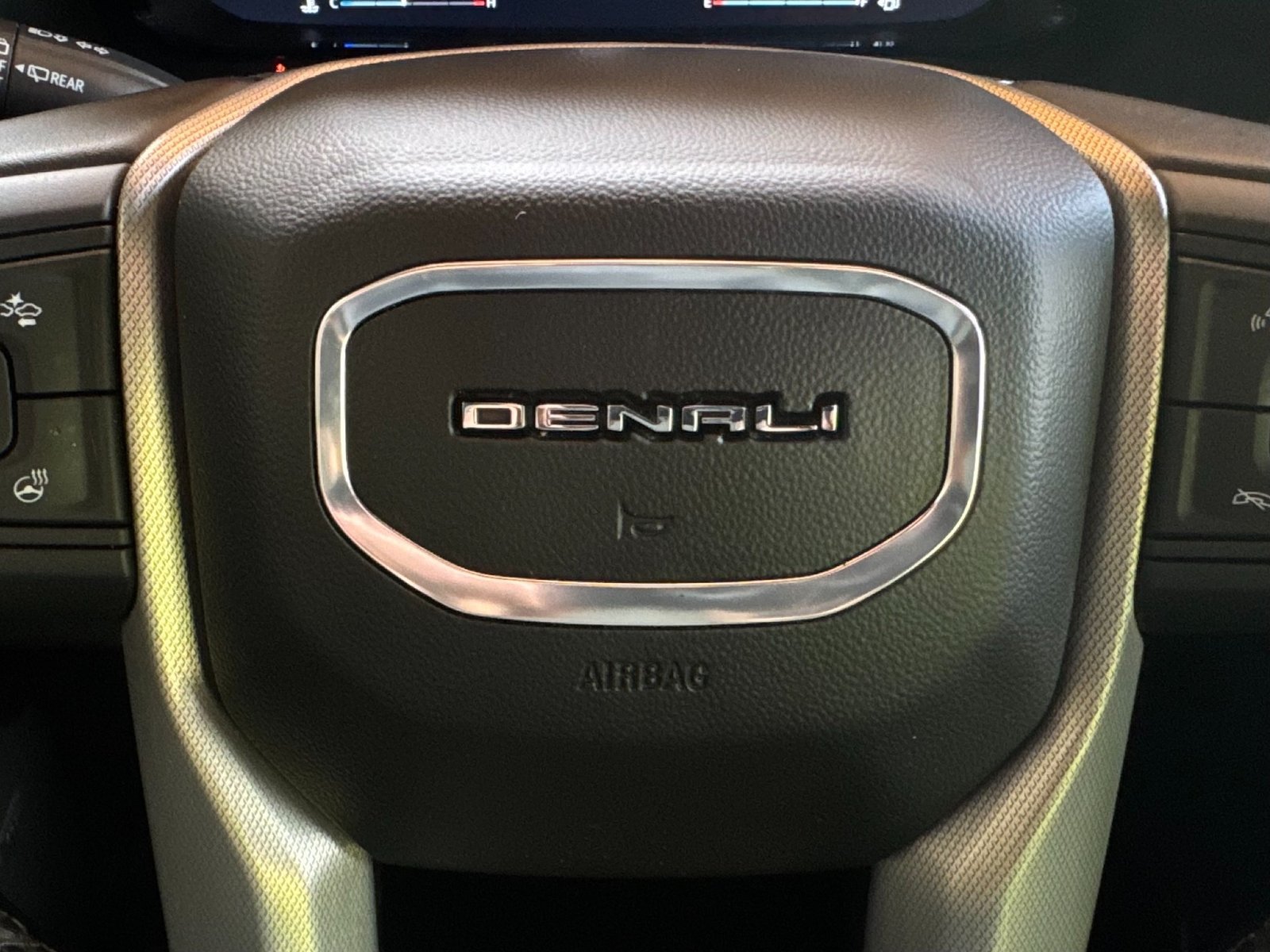 
								2022 GMC Yukon Denali full									