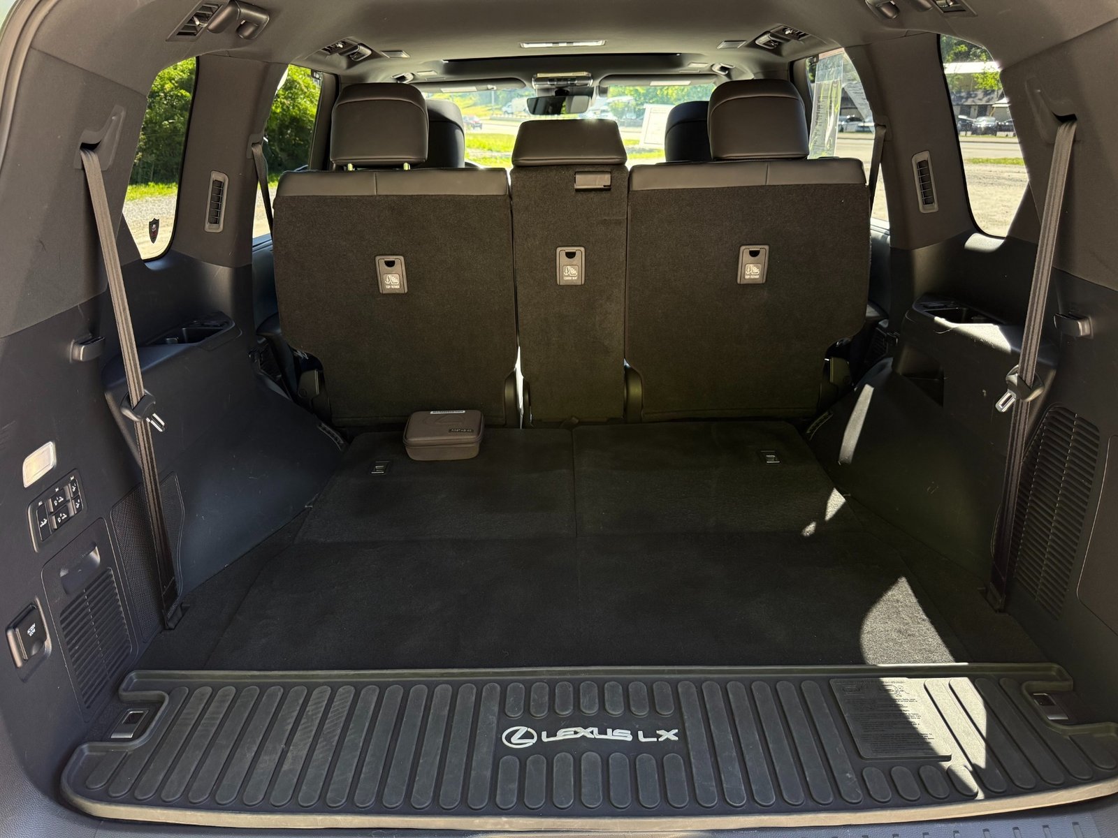 
								2023 Lexus LX 600 full									