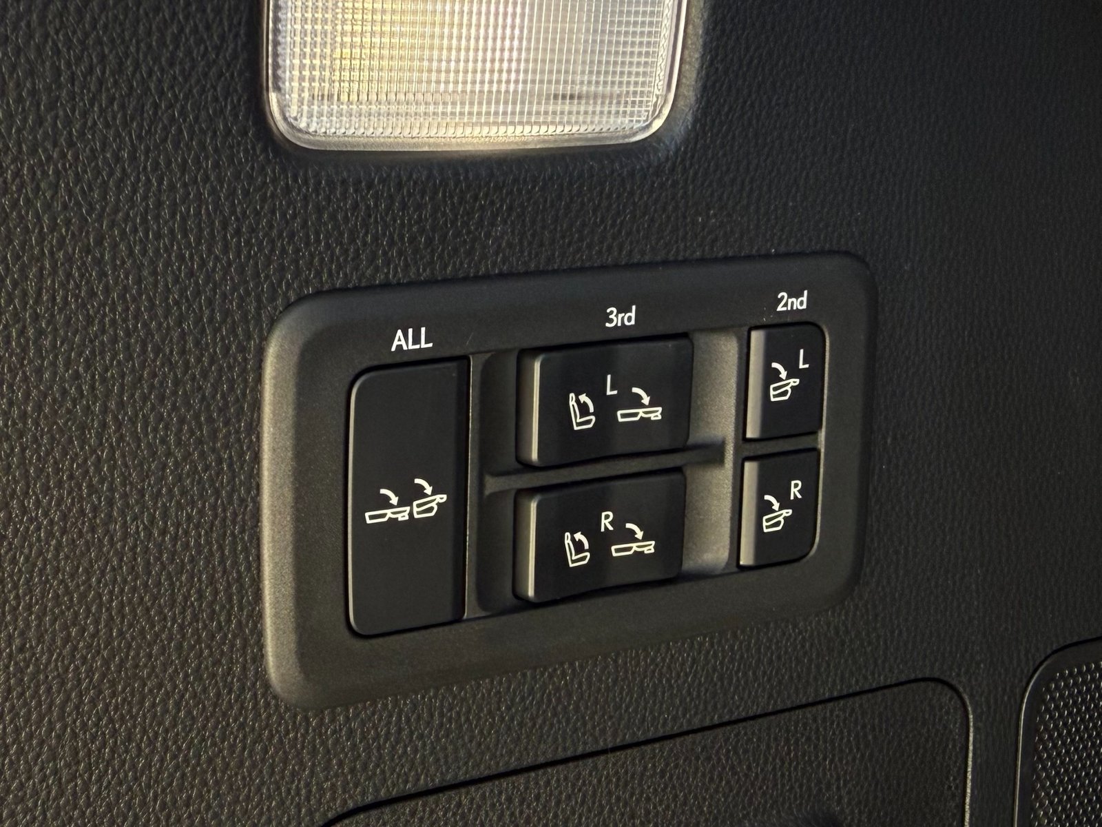 
								2023 Lexus LX 600 full									