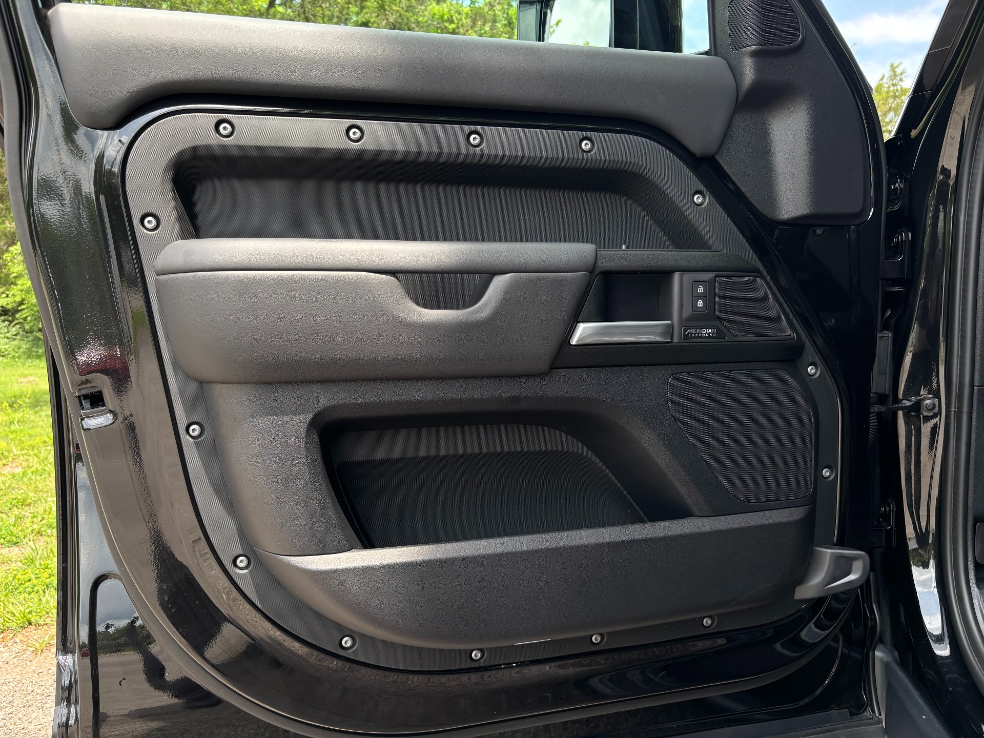 
								2025 Land Rover Defender full									