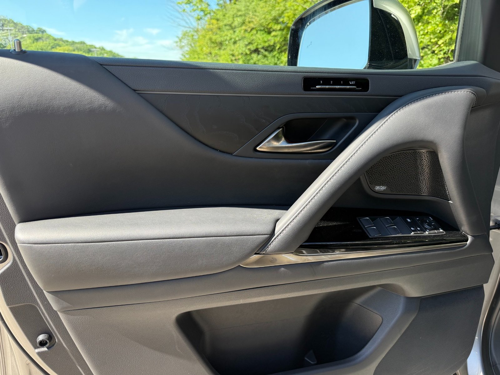 
								2023 Lexus LX 600 full									