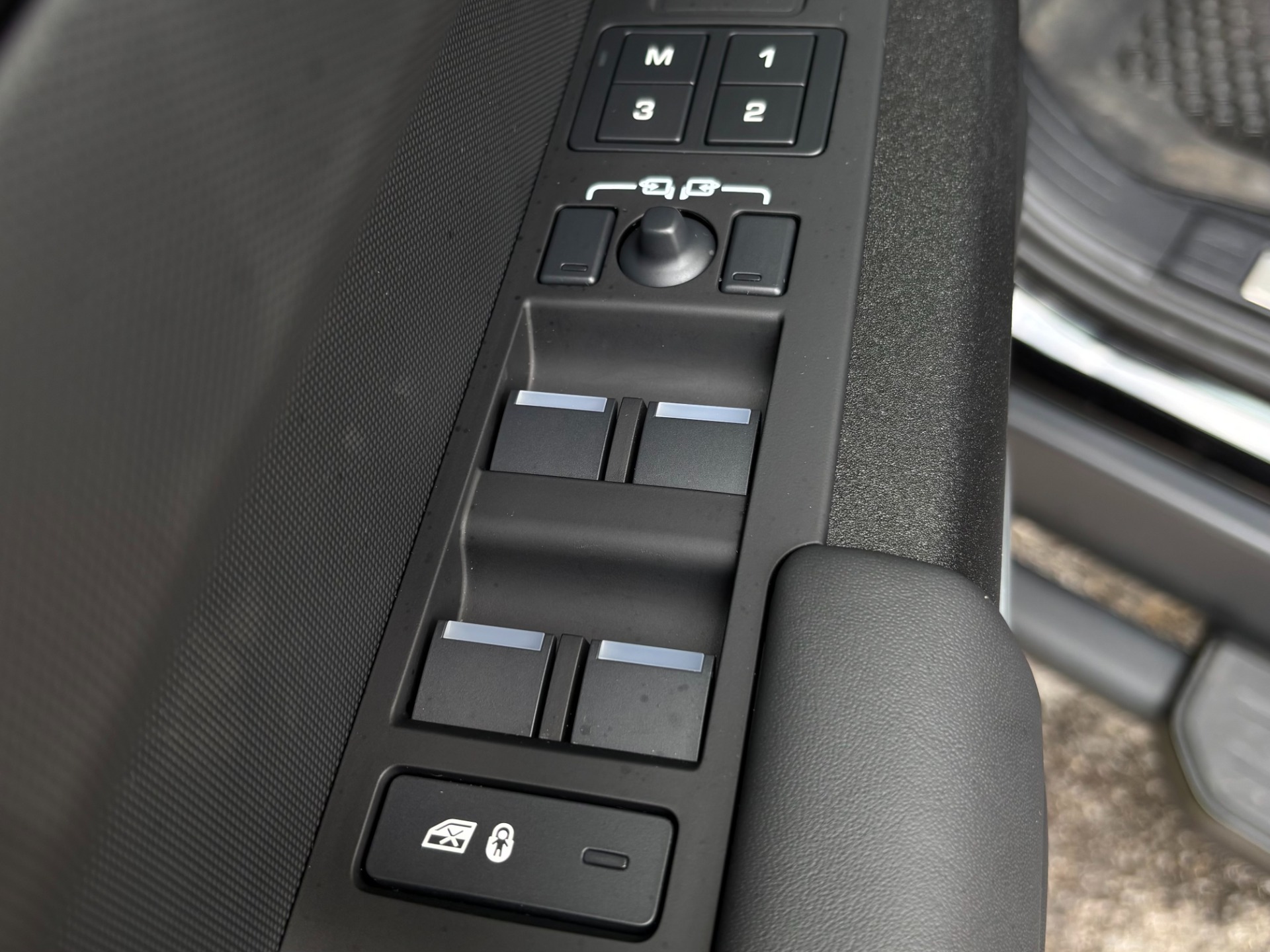 
								2025 Land Rover Defender full									
