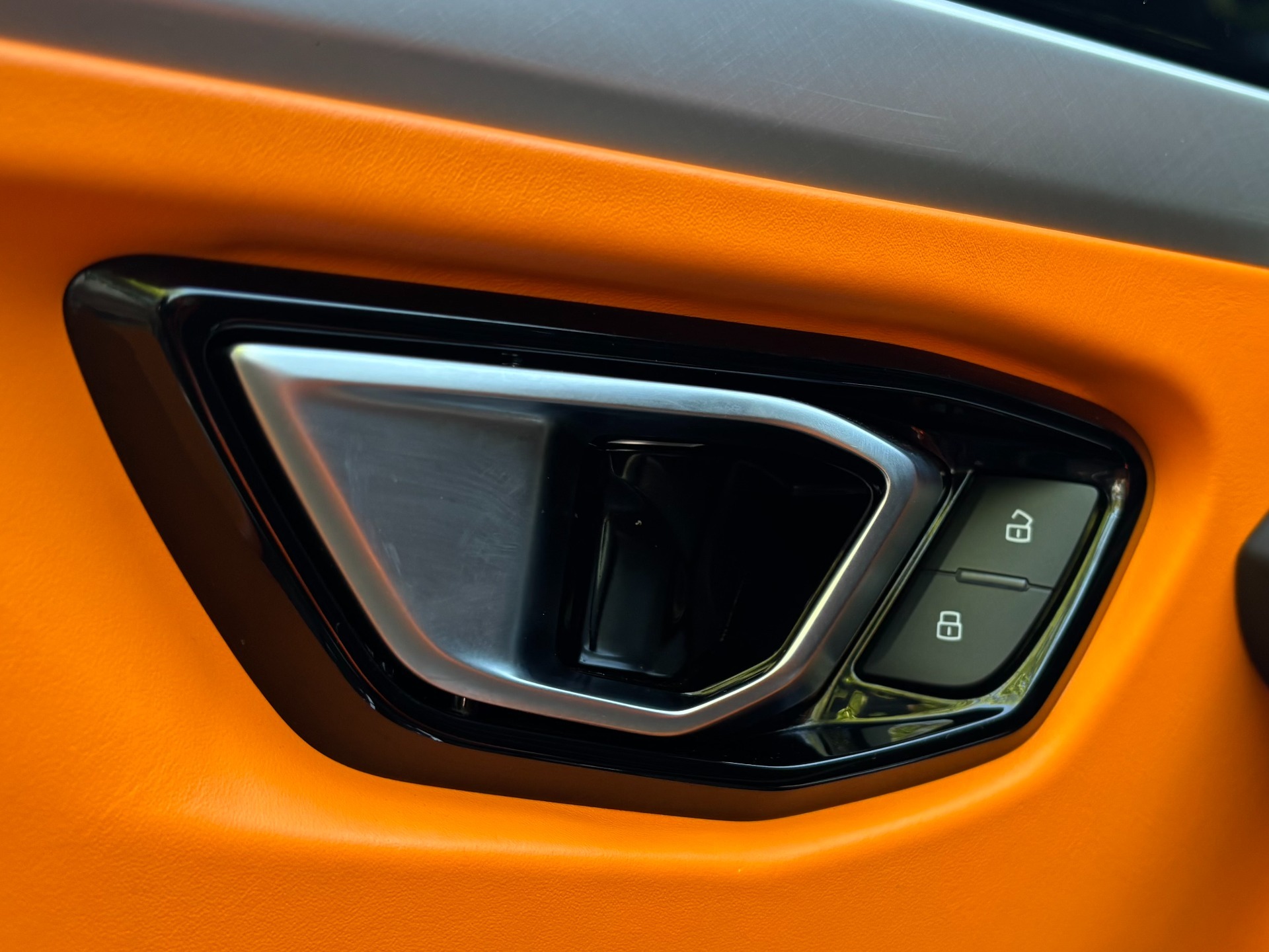 
								2021 Lamborghini Urus full									