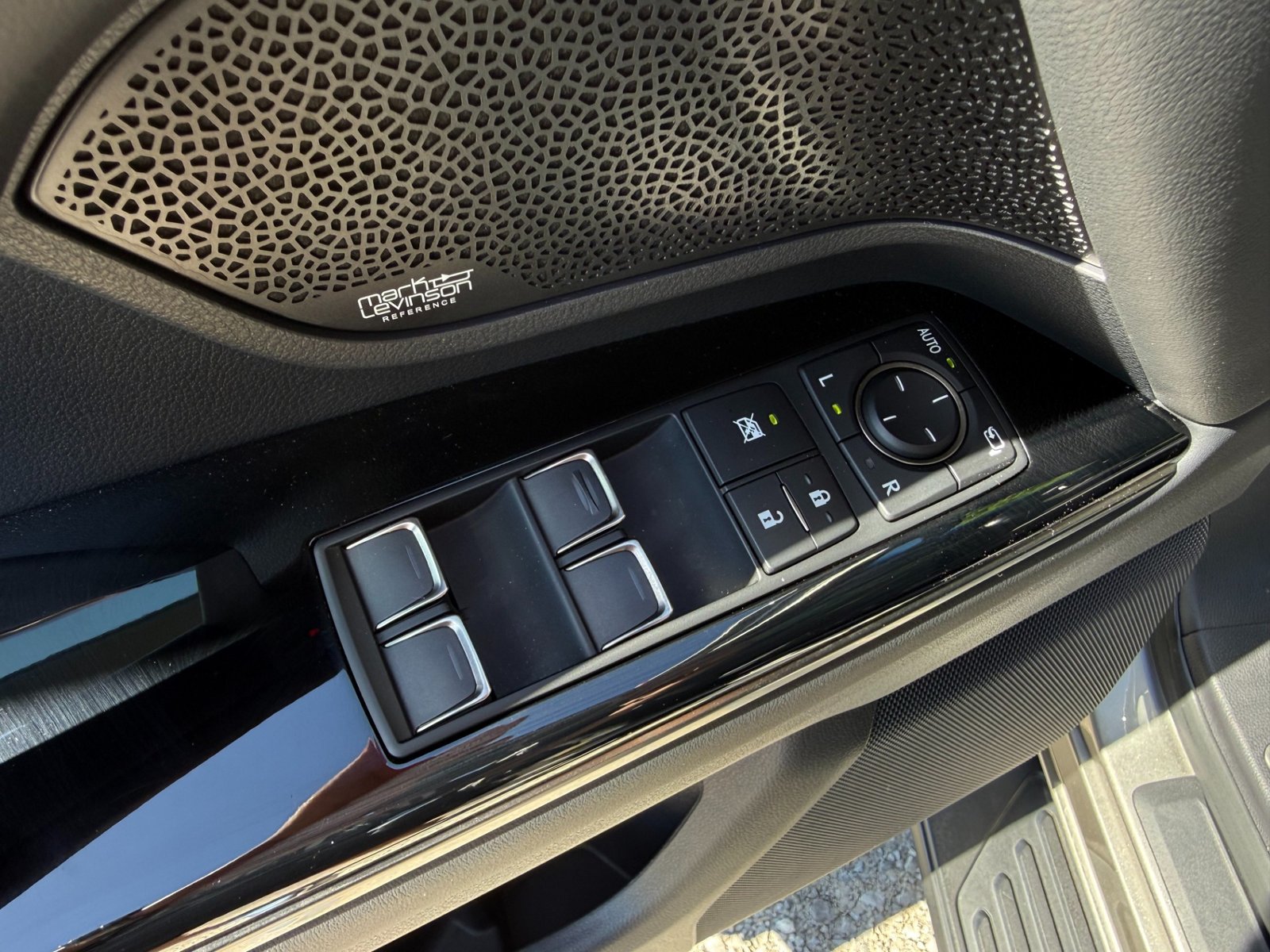 
								2023 Lexus LX 600 full									