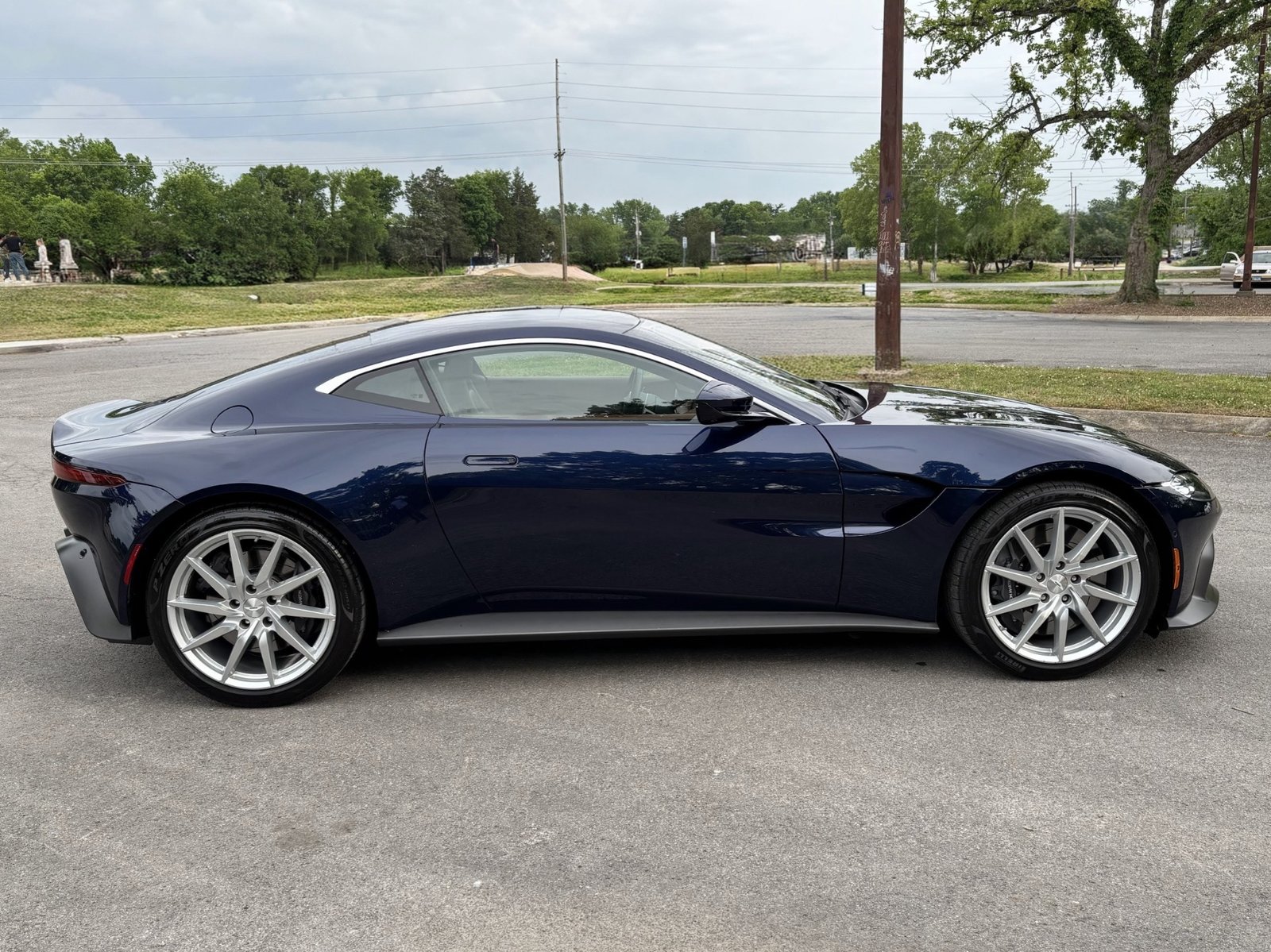 
								2020 Aston Martin Vantage full									