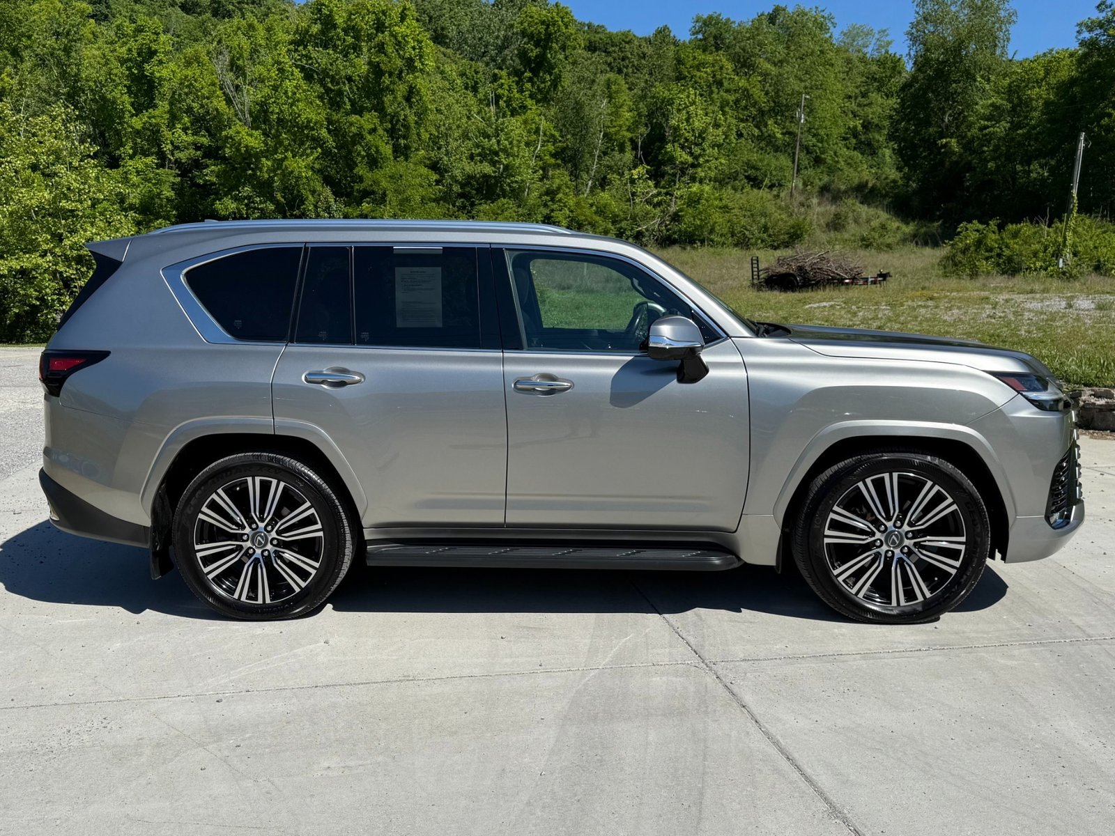 
								2023 Lexus LX 600 full									