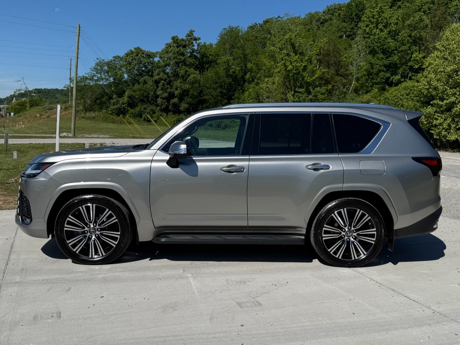 
								2023 Lexus LX 600 full									