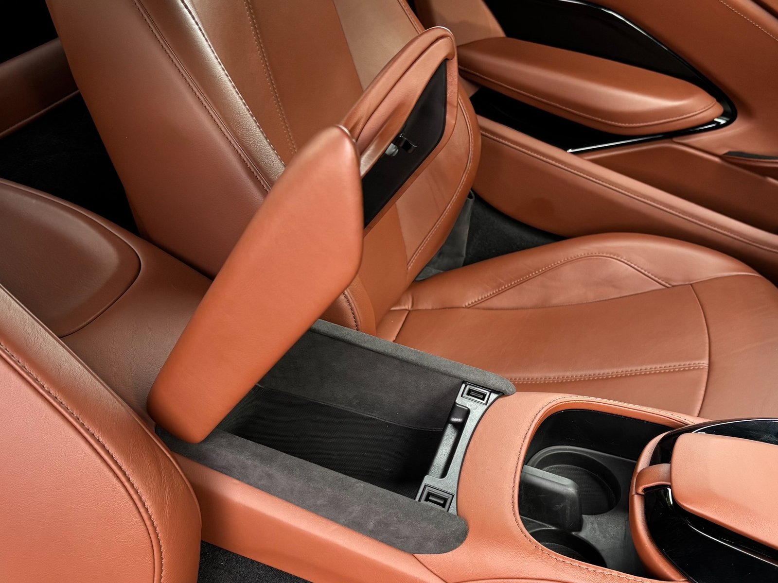 
								2020 Aston Martin Vantage full									