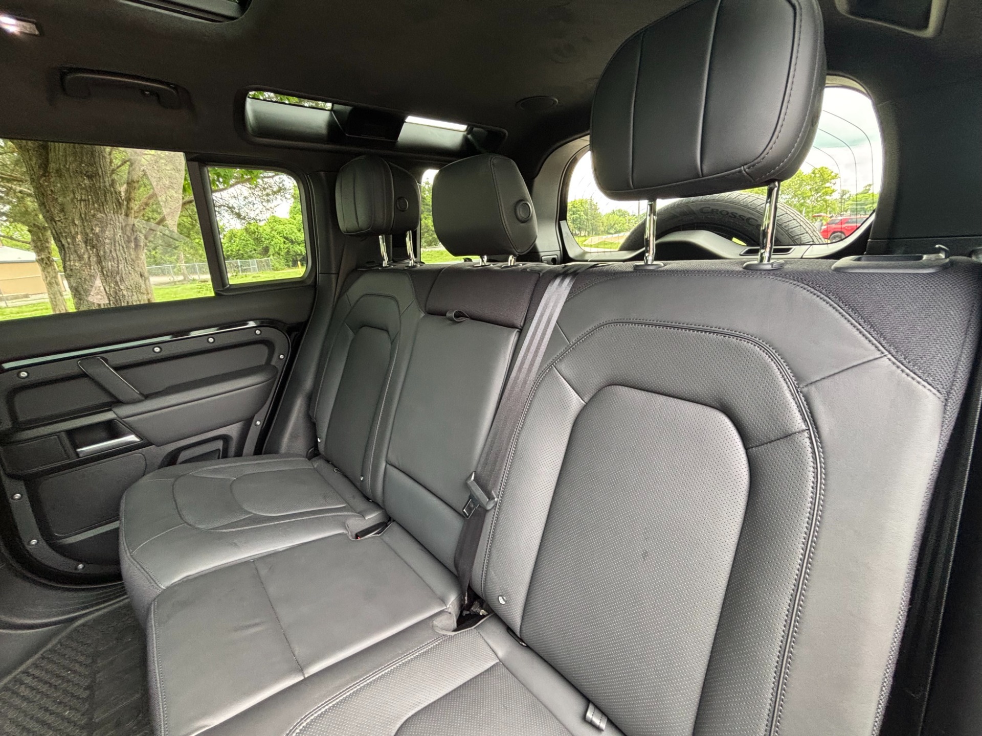 
								2025 Land Rover Defender full									