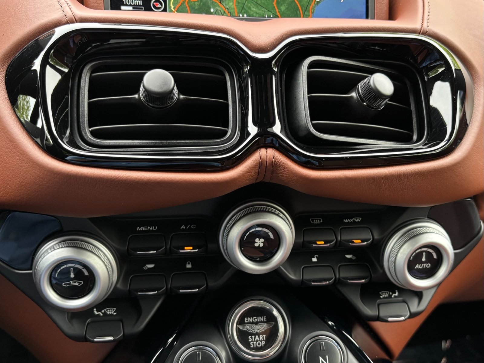 
								2020 Aston Martin Vantage full									