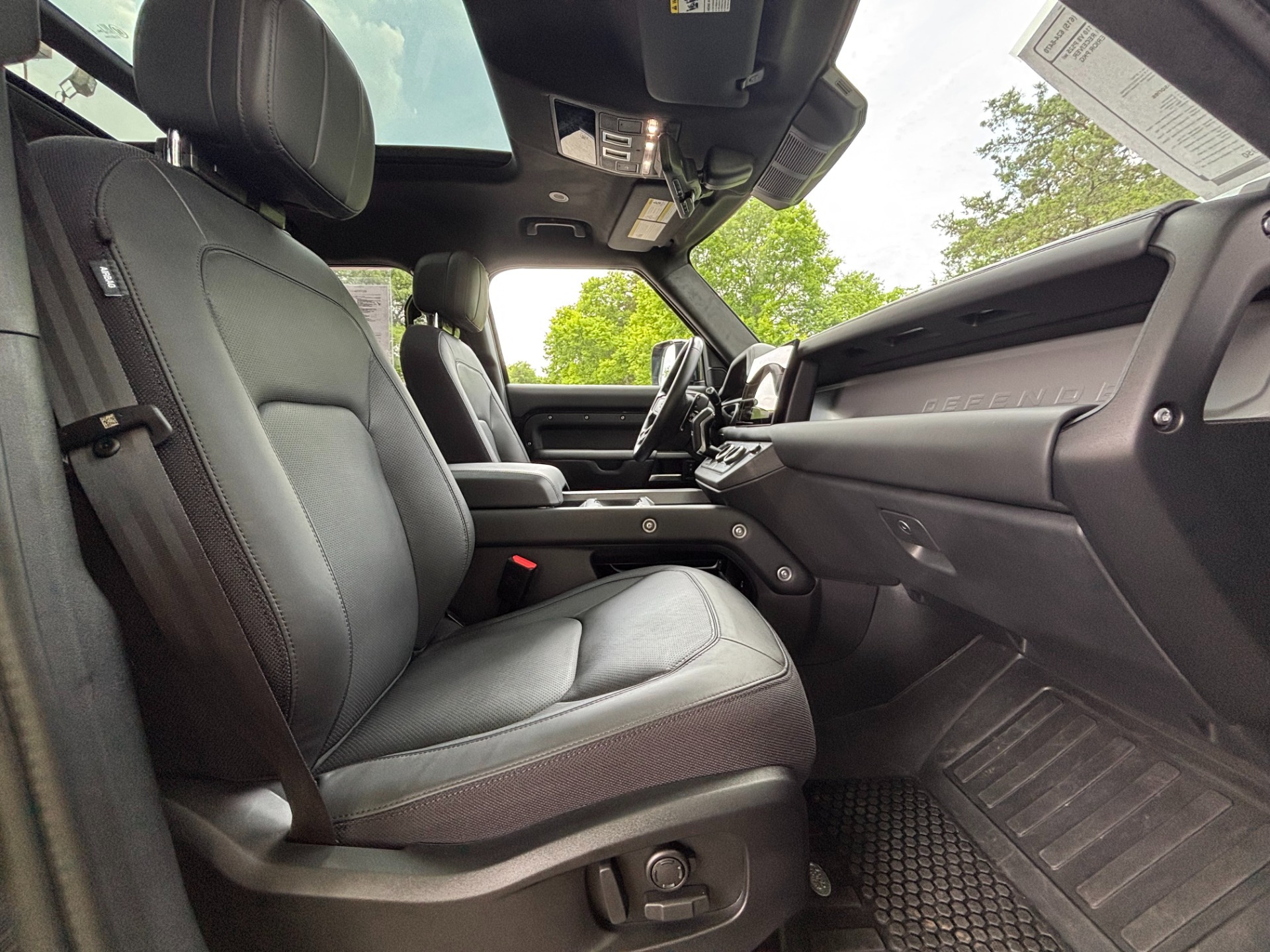 
								2025 Land Rover Defender full									