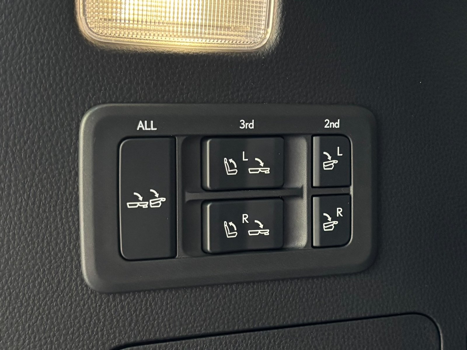 
								2022 Lexus LX 600 full									