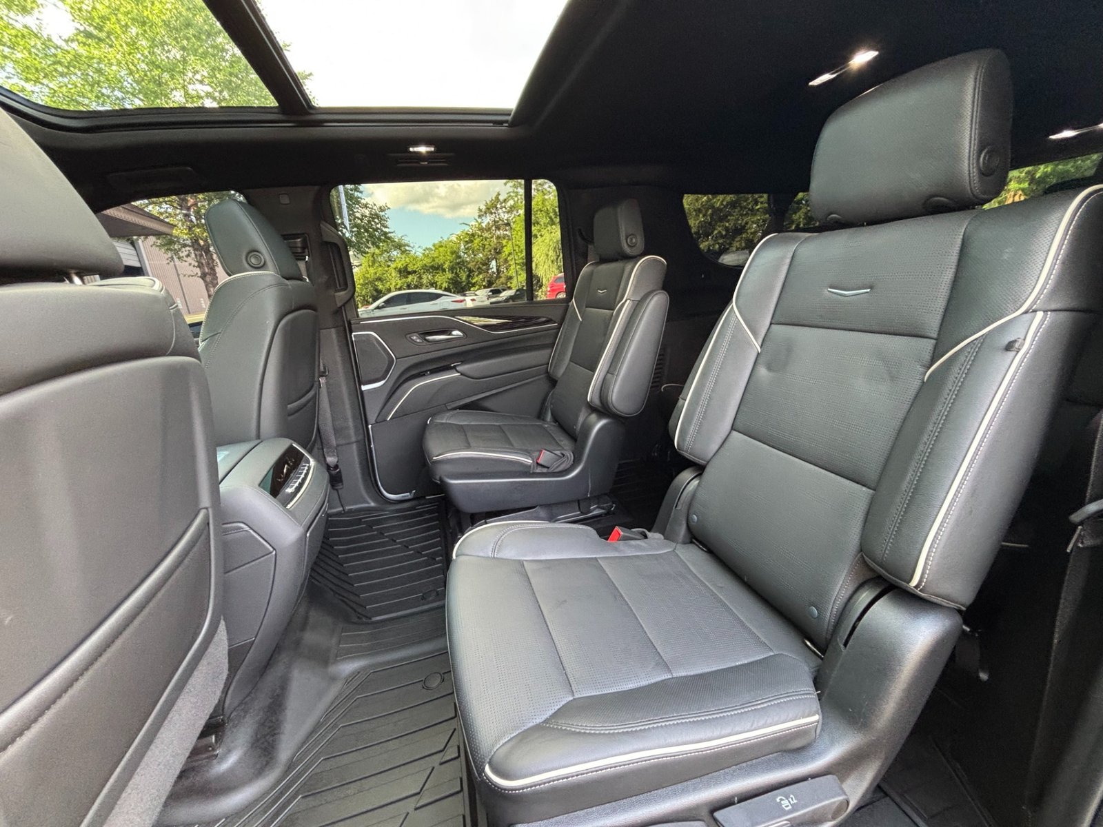 
								2022 Cadillac Escalade ESV full									