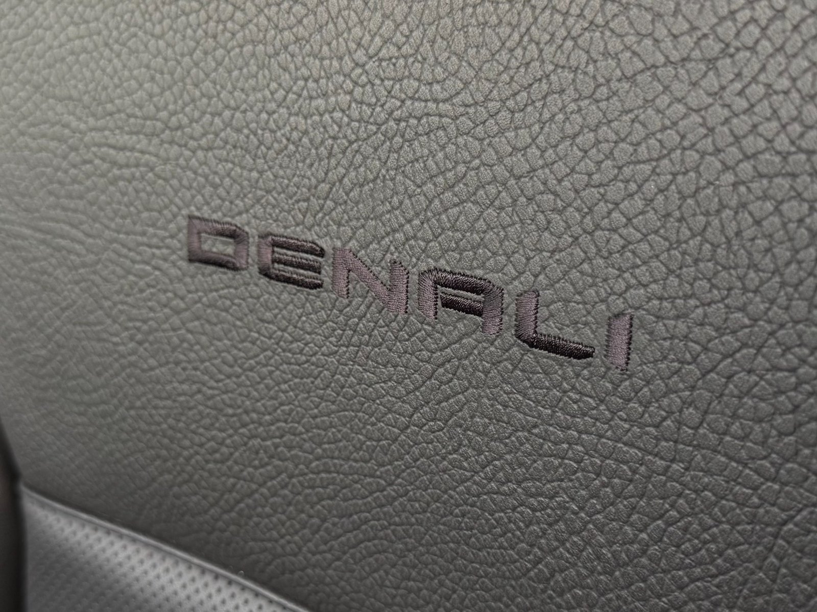 
								2022 GMC Yukon Denali full									
