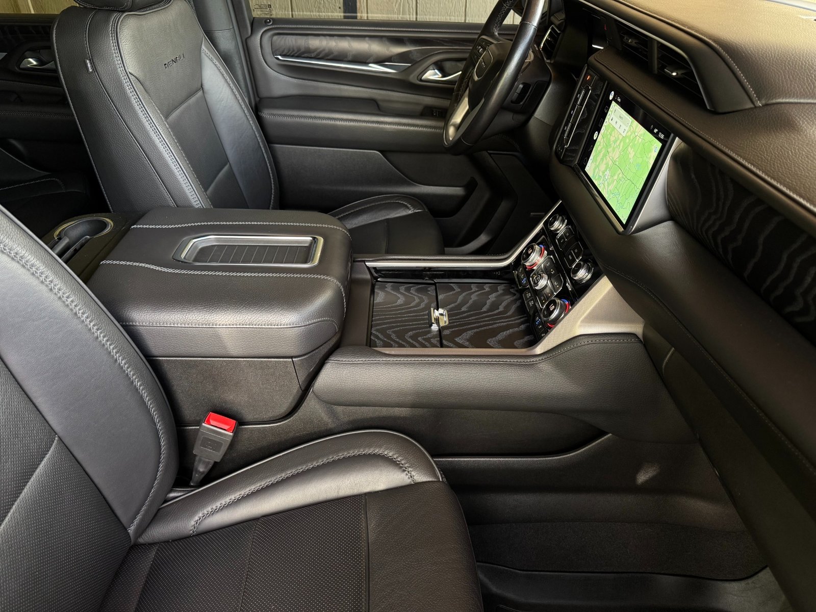 
								2022 GMC Yukon Denali full									